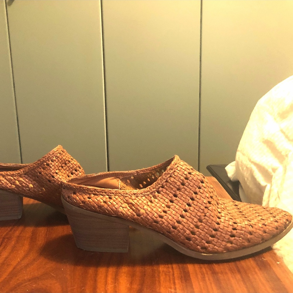 Cognac Mules (Target: Universal Thread)